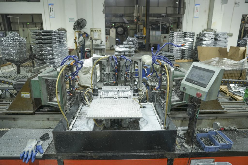 Die-casting machine to manufacture the floodlight shell