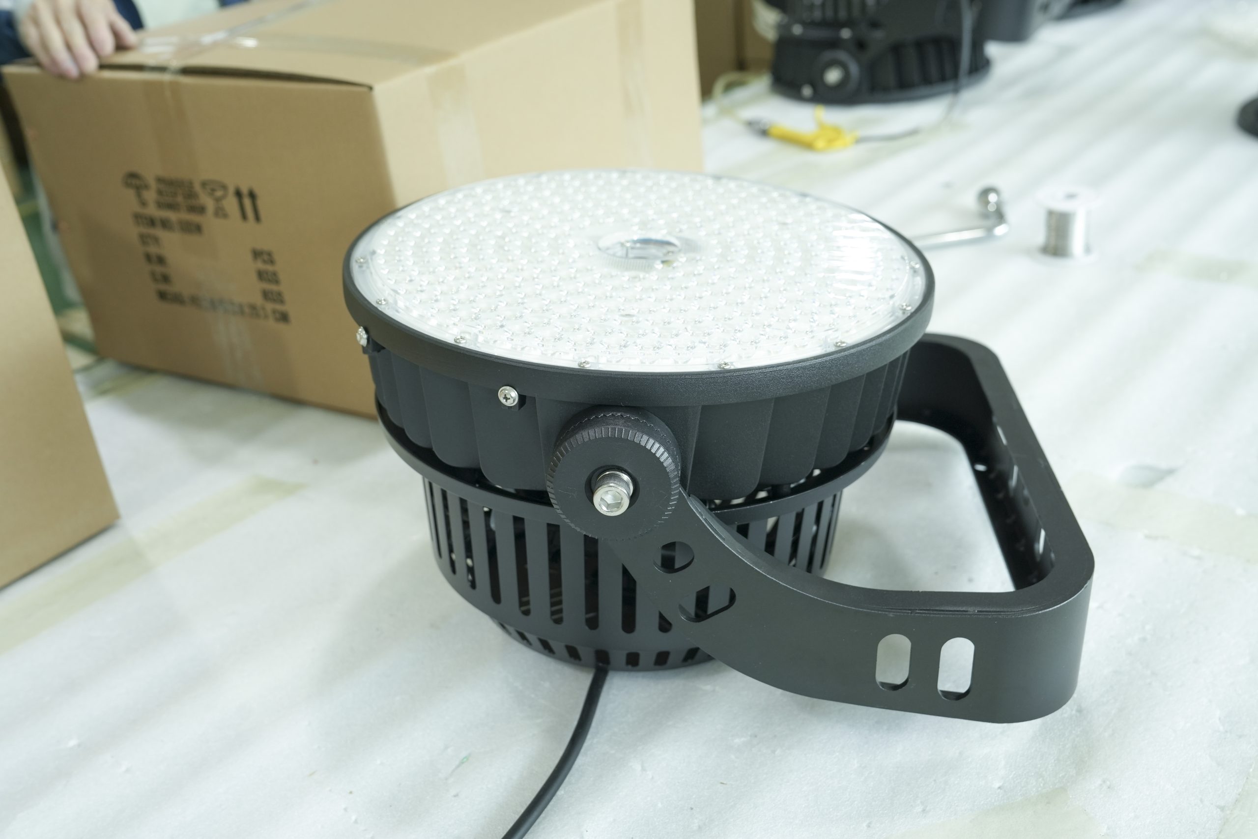 round spotlight 600w side view MFL-R-3