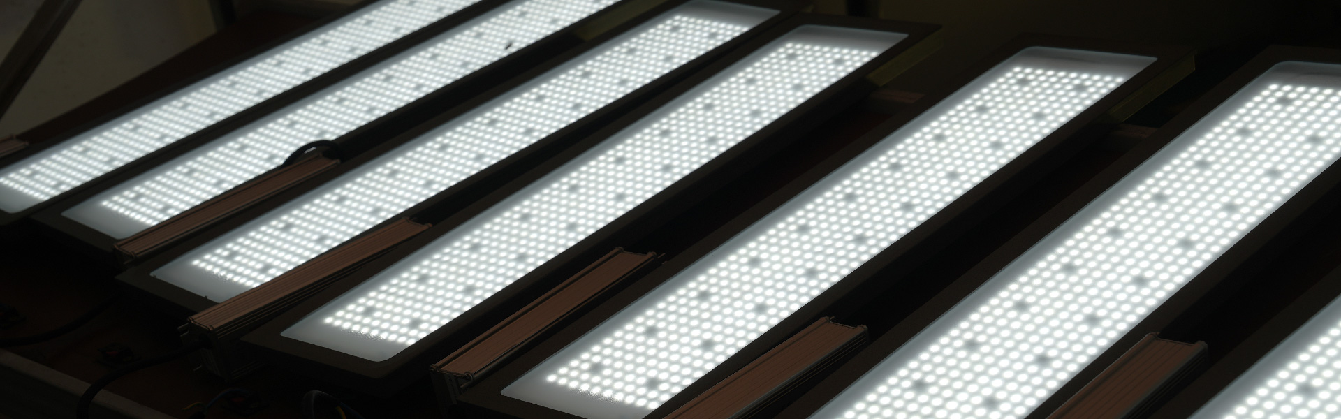 https://www.mic-led.com/wp-content/uploads/2025/07/MML-2-Linear-highbay-light-1920x600-1.jpg